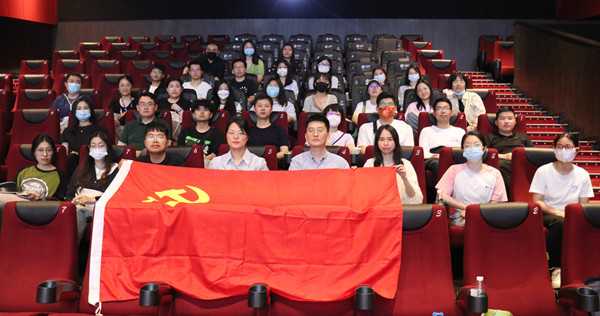 落地生根|筑龍第一中国熟妇色視頻一区二区、第二黨支部觀看扶貧紀(jì)錄片