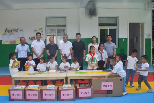 鯤鵬控股集團(tuán)黨委開展 “奉獻(xiàn)愛心 把愛延續(xù)”鯤鵬幼兒園公益捐贈活動